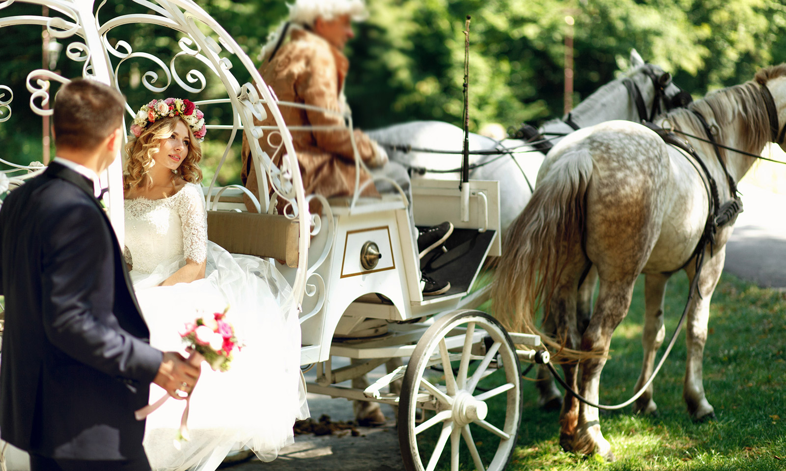 Hochzeitskutsche bei Hochzeit im Hüttendorf