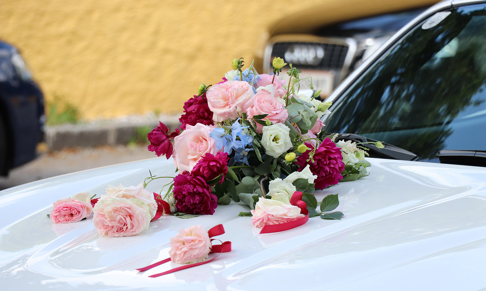 Blumenstrauss auf Hochzeitslimousine